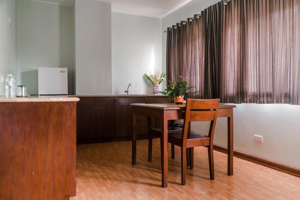 Oftana Suites Mandaue Bagian luar foto