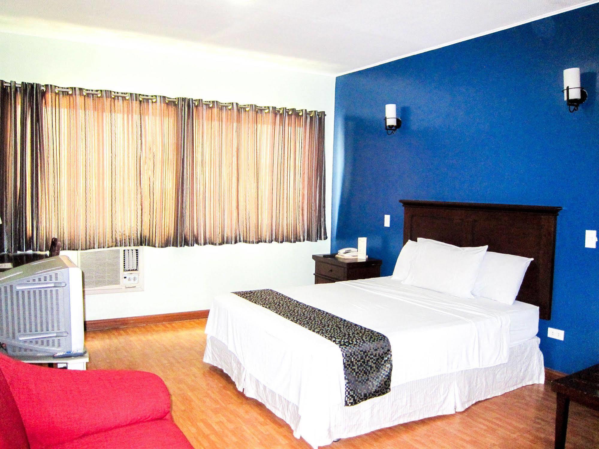 Oftana Suites Mandaue Bagian luar foto