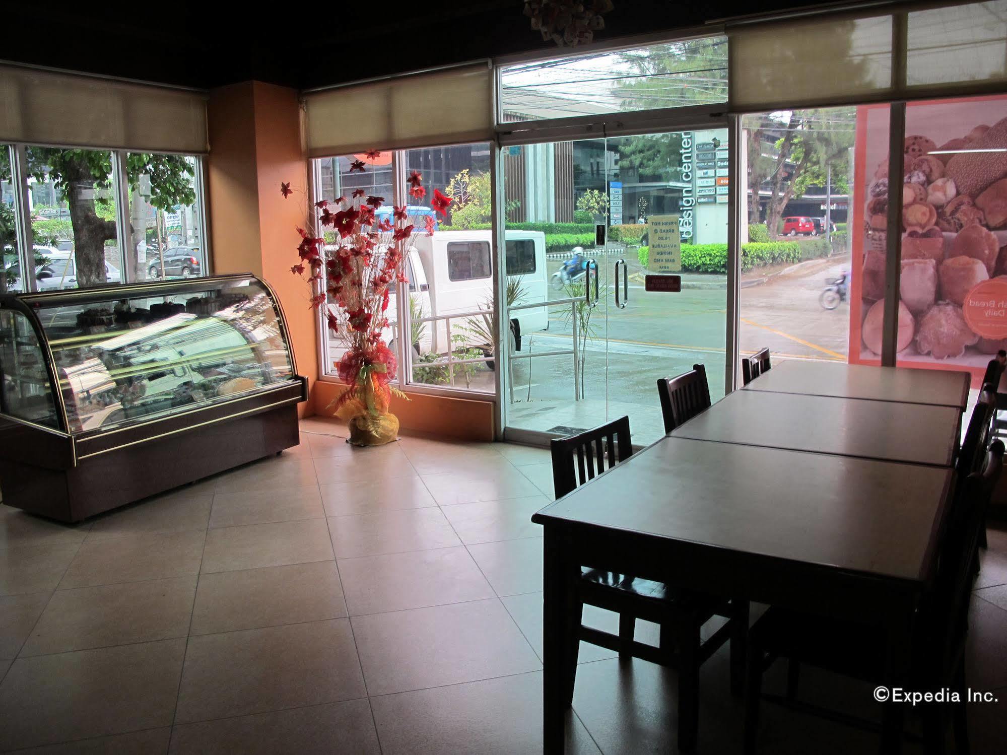 Oftana Suites Mandaue Bagian luar foto